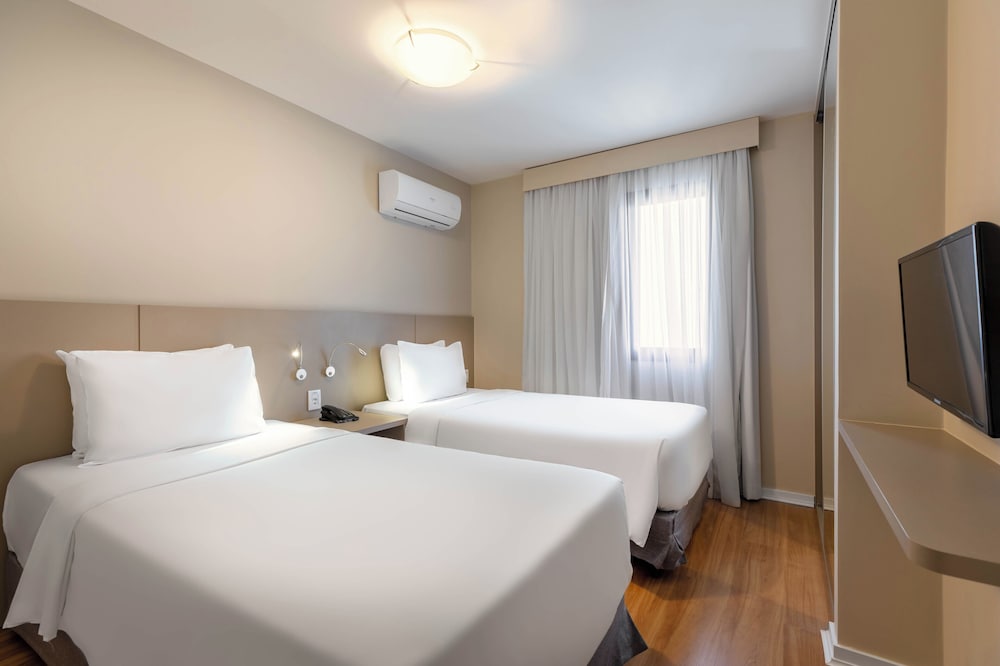 Habitación Superior con 2 camas individuales y 1 sofá - cama del hotel Mercure Sao Paulo Moema. Foto 2