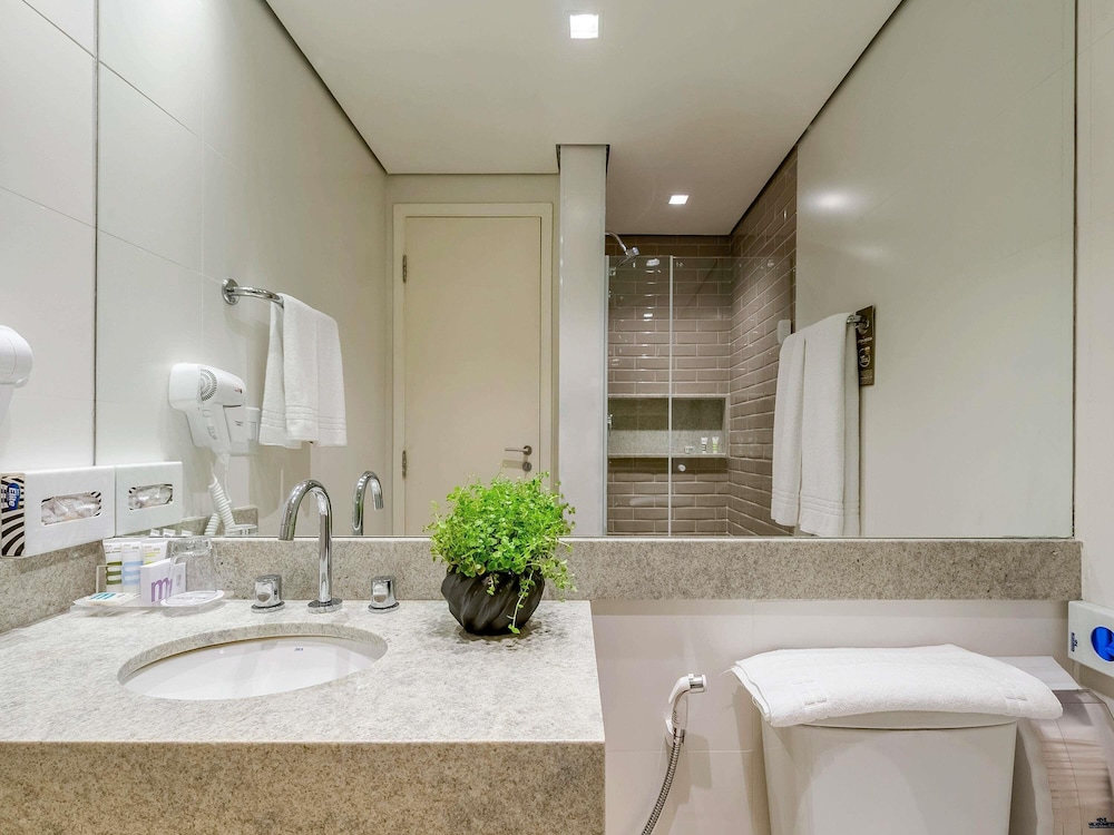 Habitación Superior con 2 camas individuales y 1 sofá - cama del hotel Mercure Sao Paulo Moema. Foto 3