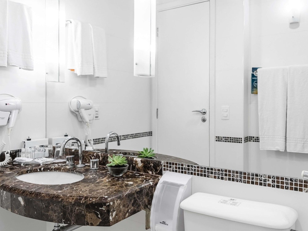 Apartamento de categoría superior con cama de matrimonio del hotel Mercure Sao Paulo Ibirapuera Privilege. Foto 8