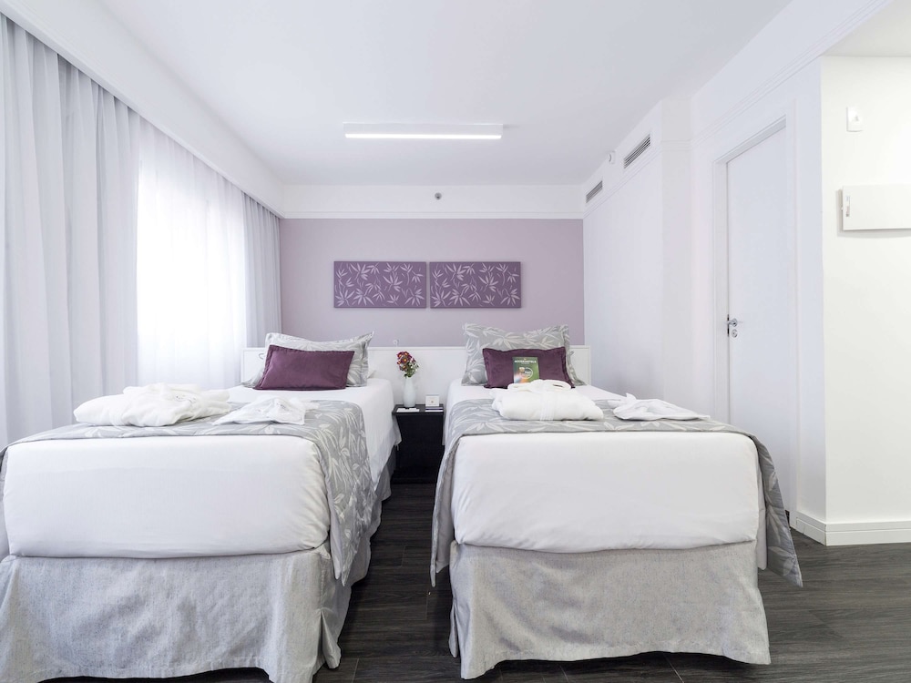 Habitación de categoría superior con 2 camas individuales del hotel Mercure Sao Paulo Ibirapuera Privilege. Foto 3