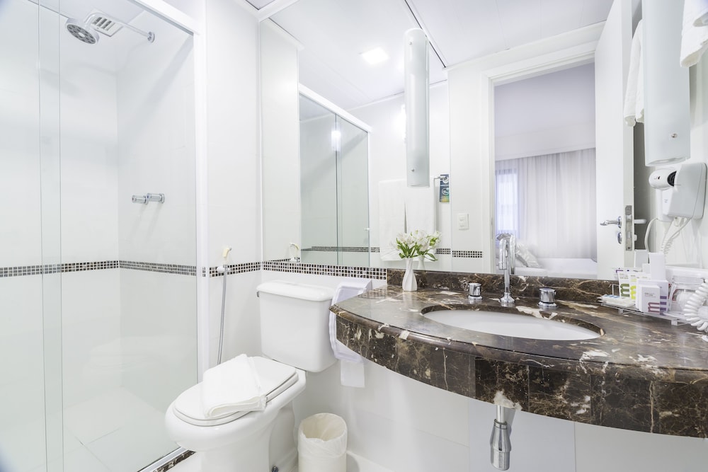 Habitación de categoría superior con 2 camas individuales del hotel Mercure Sao Paulo Ibirapuera Privilege. Foto 9