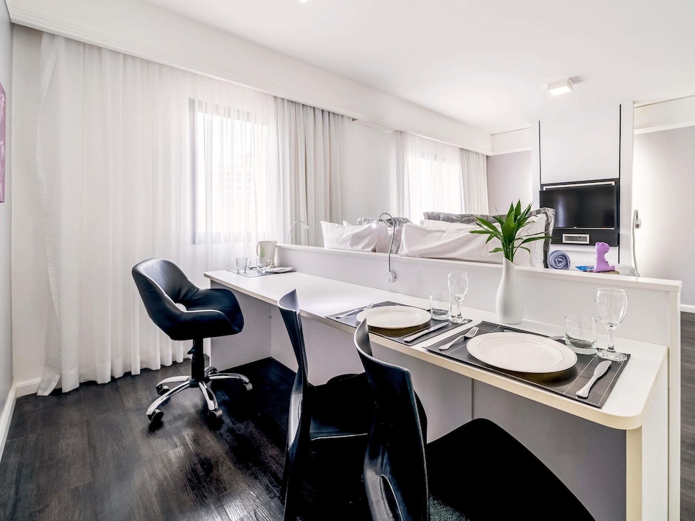 Apartamento Superior con 1 cama doble y 1 sofá cama para una persona del hotel Mercure Sao Paulo Ibirapuera Privilege. Foto 2