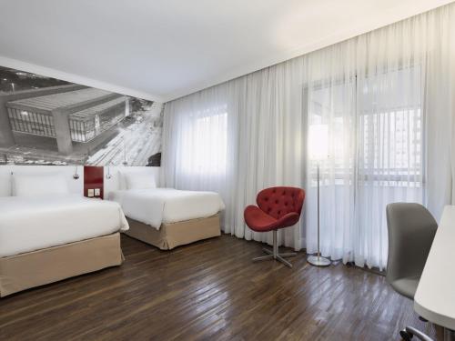 Habitación Doble Superior con balcón - 2 camas individuales del hotel Mercure São Paulo Paulista. Foto 1