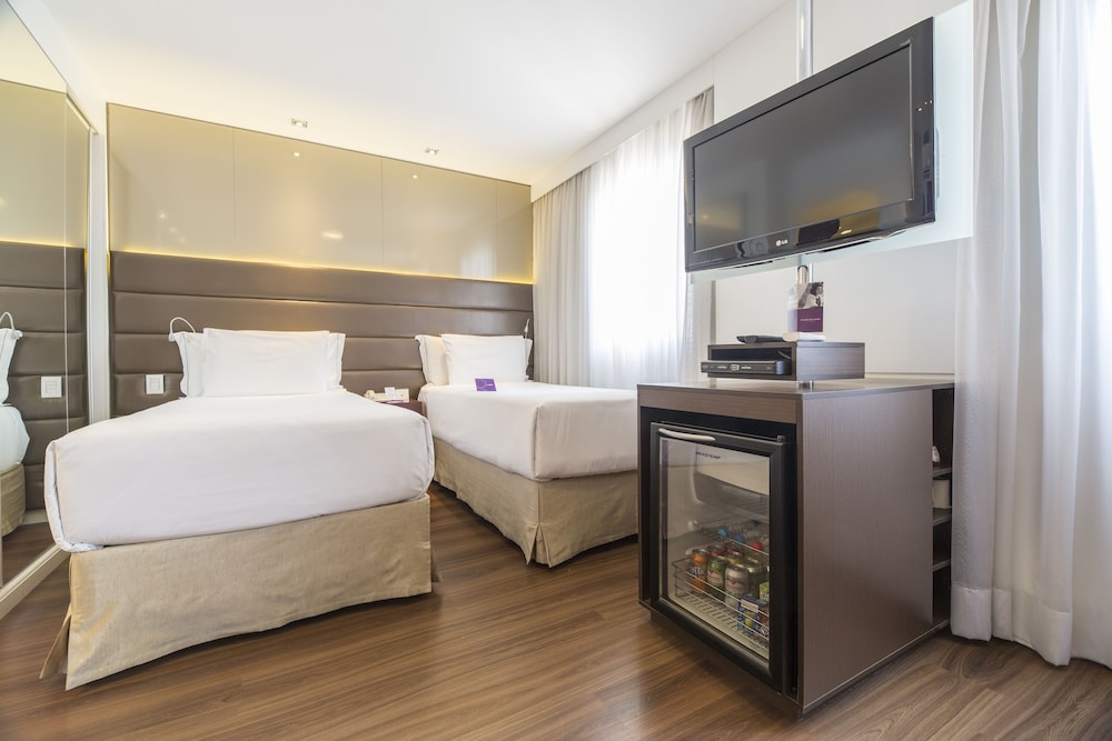 Apartamento Superior con 2 camas individuales y vistas a São Paulo del hotel Mercure Sao Paulo Vila Olimpia. Foto 1