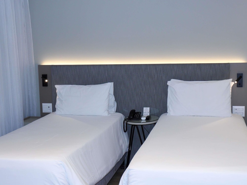 Habitación Deluxe con dos camas individuales del hotel Mercure Sao Paulo Vila Olimpia. Foto 4