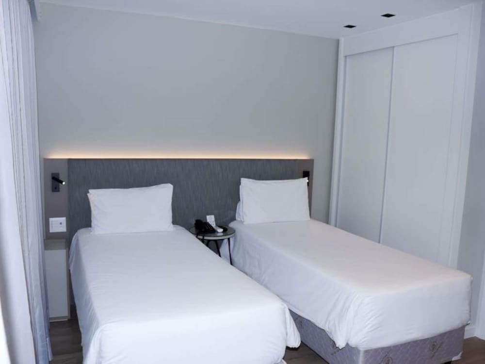 Habitación Deluxe con dos camas individuales del hotel Mercure Sao Paulo Vila Olimpia. Foto 5