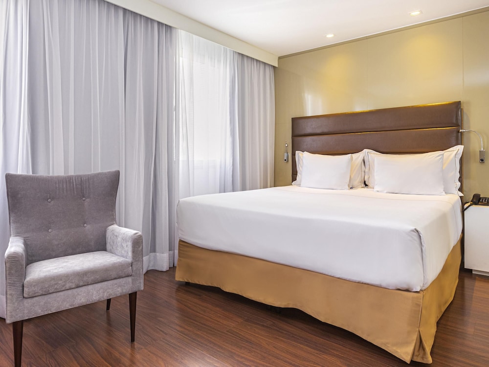 Suite Junior - cama Queen y sofá - cama con vistas a São Paulo del hotel Mercure Sao Paulo Vila Olimpia. Foto 4