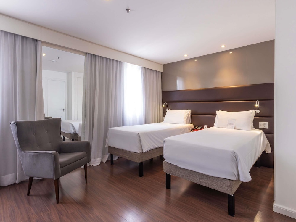 Suite Junior - 2 camas individuales + 1 sofá - cama - vistas a São Paulo del hotel Mercure Sao Paulo Vila Olimpia. Foto 10