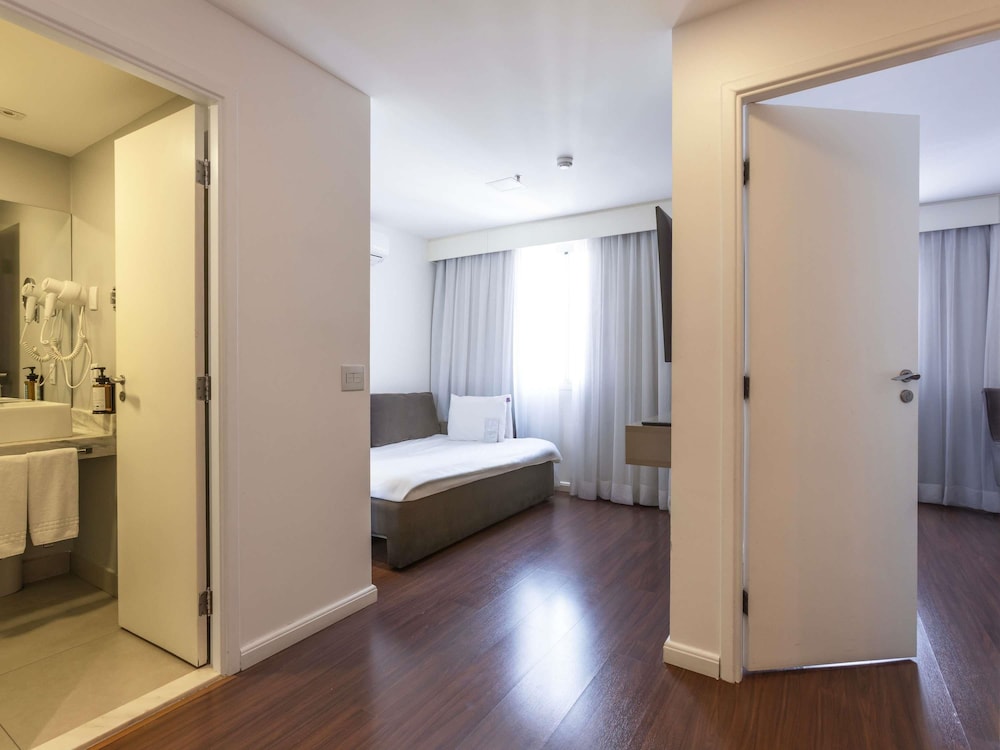 Suite Junior - 2 camas individuales + 1 sofá - cama - vistas a São Paulo del hotel Mercure Sao Paulo Vila Olimpia. Foto 12
