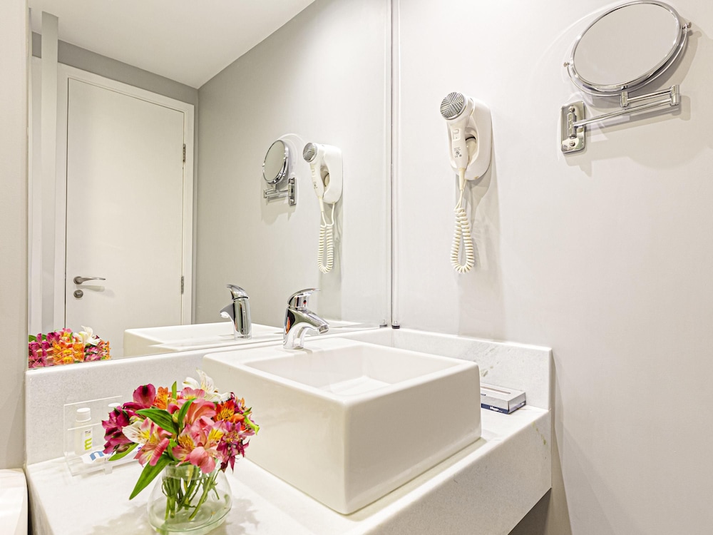 Apartamento Superior con 2 camas individuales y vistas a São Paulo del hotel Mercure Sao Paulo Vila Olimpia. Foto 9