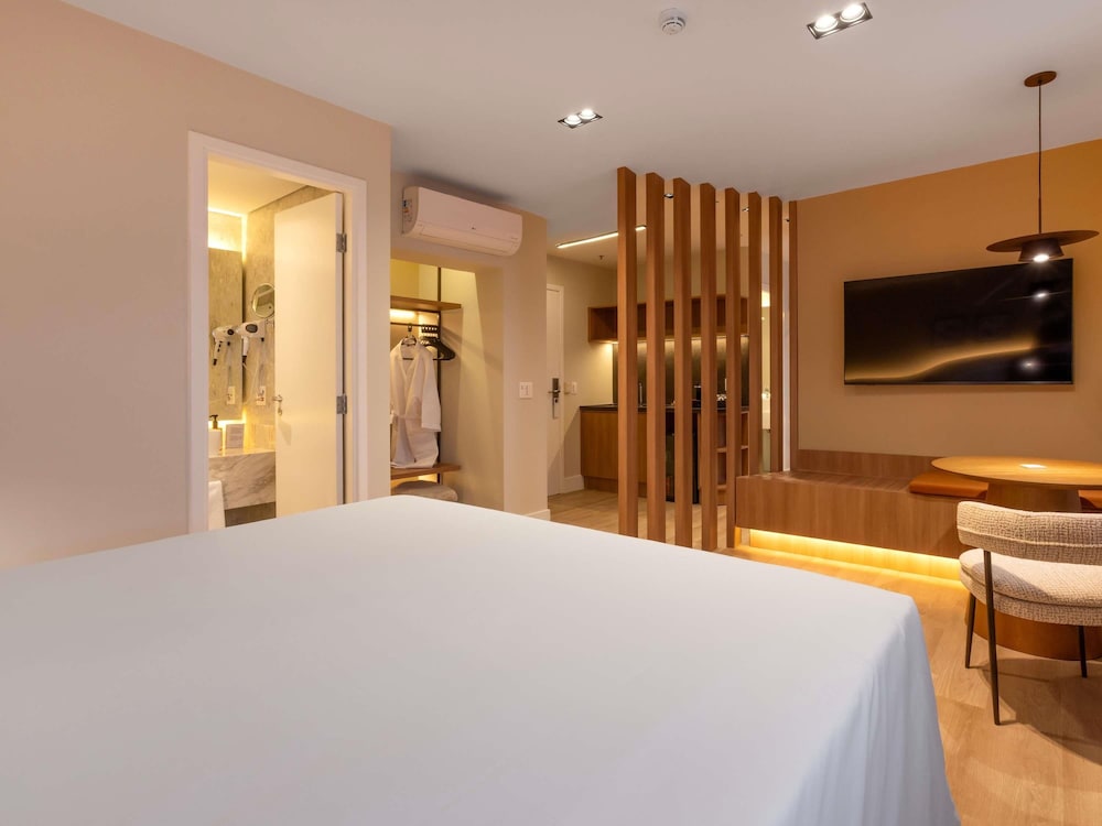 Suite Junior - cama Queen y sofá - cama con vistas a São Paulo del hotel Mercure Sao Paulo Vila Olimpia. Foto 8