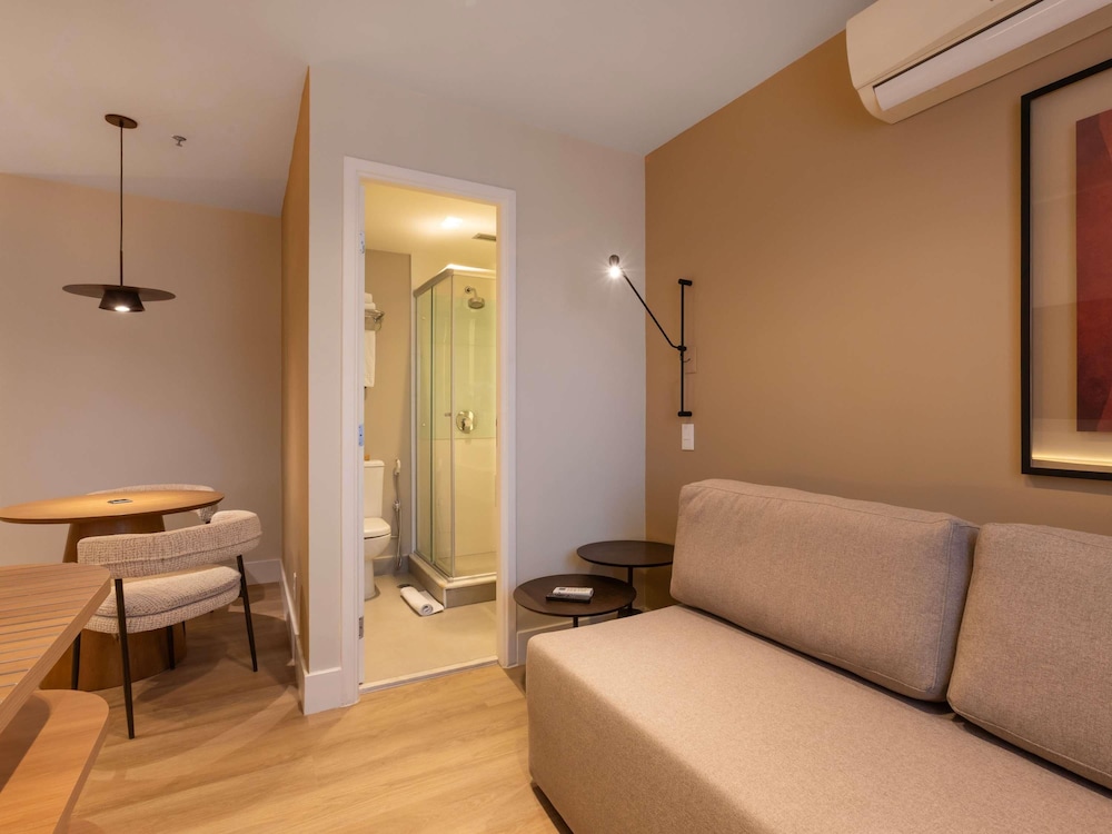 Suite Junior - cama Queen y sofá - cama con vistas a São Paulo del hotel Mercure Sao Paulo Vila Olimpia. Foto 9