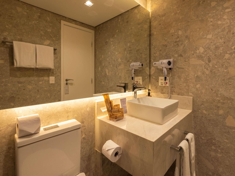 Suite Junior - cama Queen y sofá - cama con vistas a São Paulo del hotel Mercure Sao Paulo Vila Olimpia. Foto 11