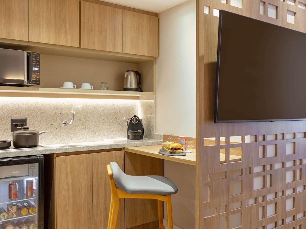 Apartamento Executive con una cama doble y cocina equipada del hotel Mercure Sao Paulo Nacoes Unidas
