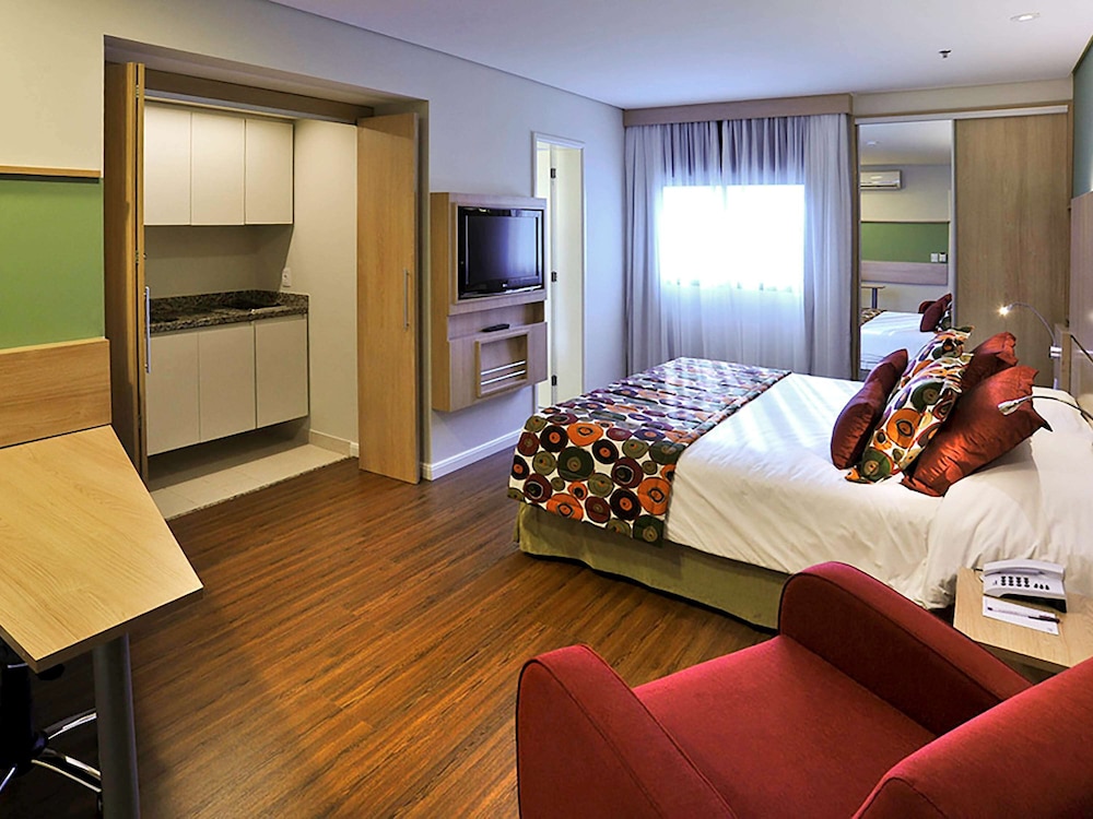 Habitación Luxury con una cama doble y cocina del hotel Mercure Sao Paulo Nacoes Unidas. Foto 1
