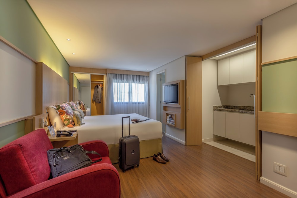 Habitación Luxury con una cama doble y cocina del hotel Mercure Sao Paulo Nacoes Unidas. Foto 3