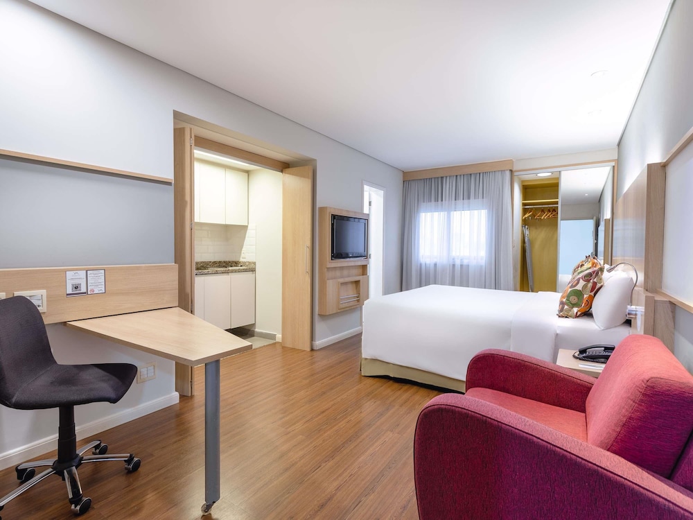 Habitación Luxury con una cama doble y cocina del hotel Mercure Sao Paulo Nacoes Unidas. Foto 4