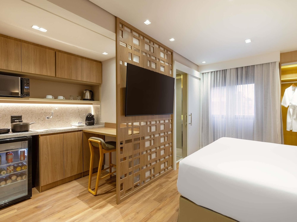 Apartamento Executive con una cama doble y cocina equipada del hotel Mercure Sao Paulo Nacoes Unidas. Foto 1