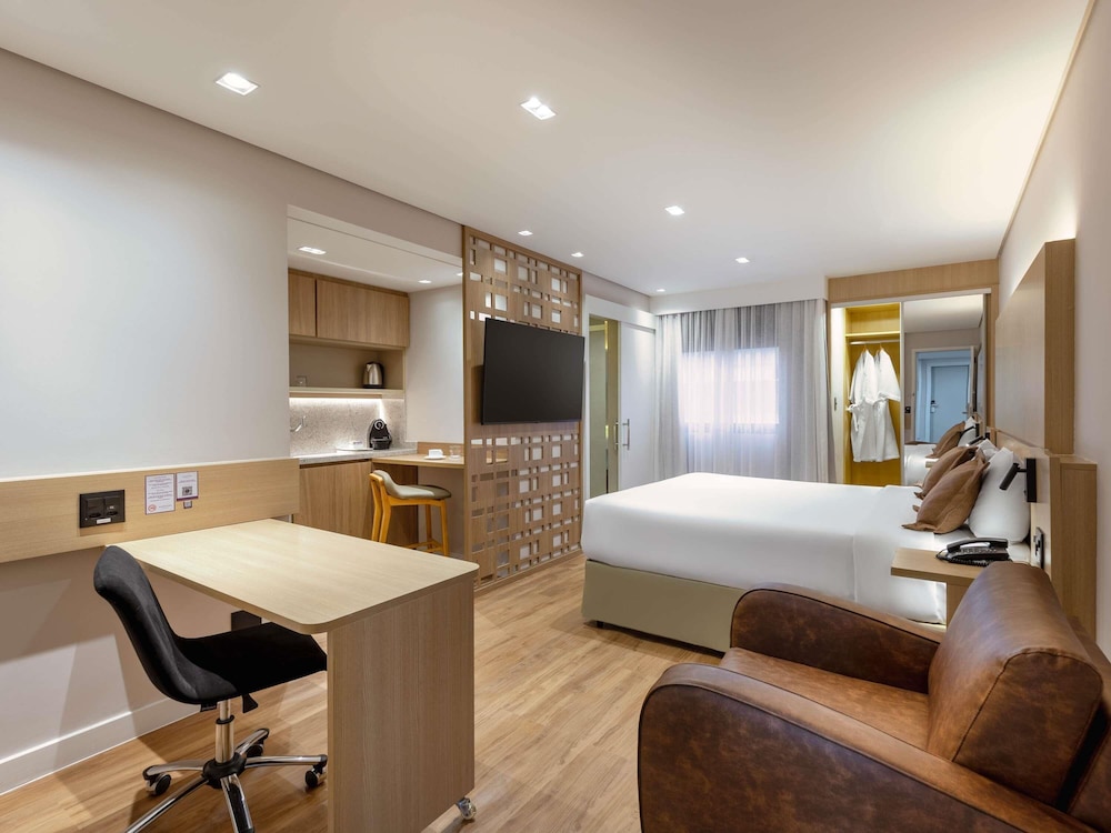Apartamento Executive con una cama doble y cocina equipada del hotel Mercure Sao Paulo Nacoes Unidas. Foto 4