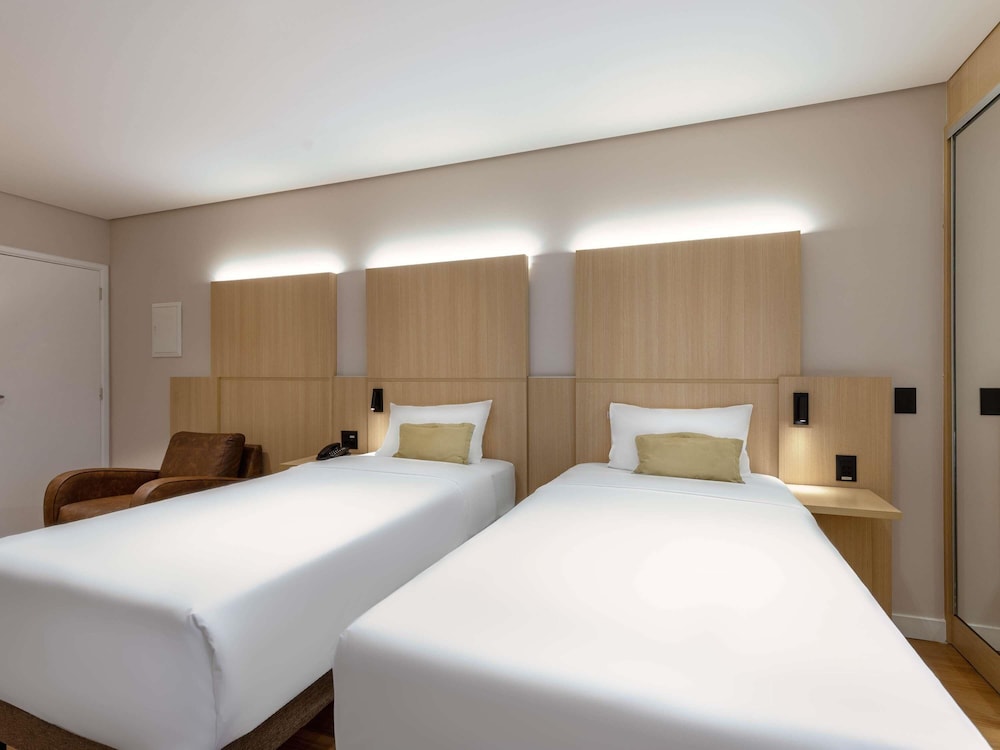Habitación de categoría superior con 2 camas individuales del hotel Mercure Sao Paulo Nacoes Unidas. Foto 3