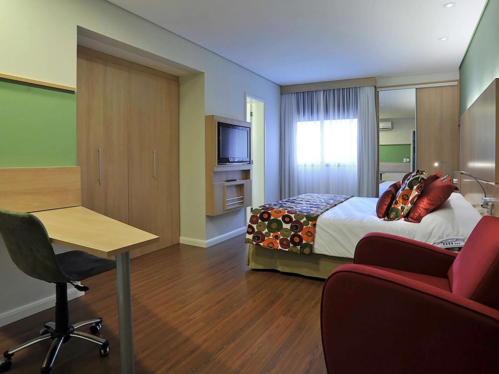 Habitación Luxury con una cama doble y cocina del hotel Mercure Sao Paulo Nacoes Unidas. Foto 2
