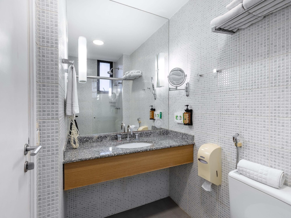 Habitación Luxury con una cama doble y cocina del hotel Mercure Sao Paulo Nacoes Unidas. Foto 8