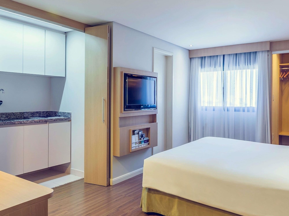 Habitación Luxury con una cama doble y cocina del hotel Mercure Sao Paulo Nacoes Unidas. Foto 9
