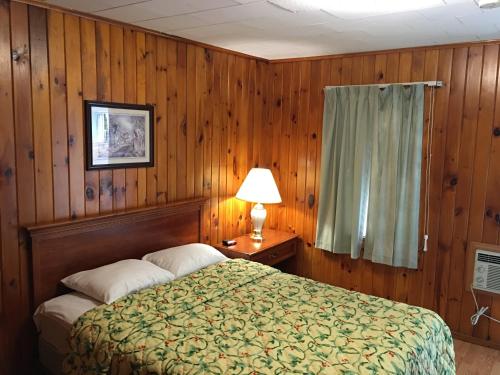 Habitación con cama grande del hotel Doray Lake George. Foto 1