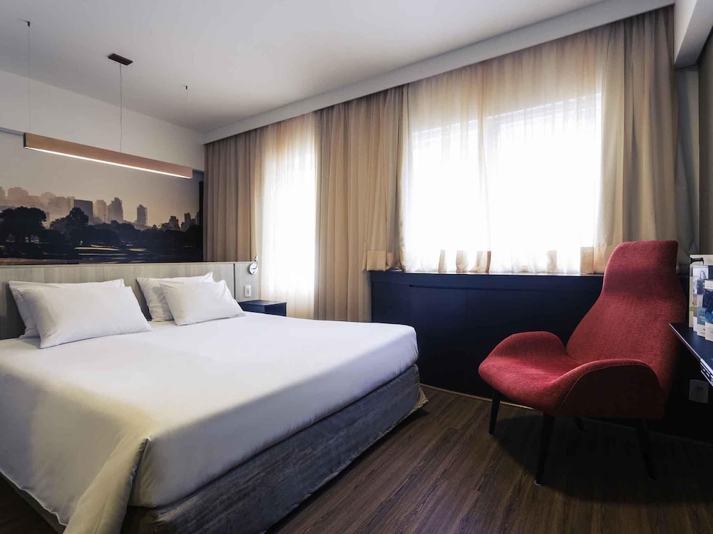 Habitación de categoría superior con una cama doble del hotel Mercure Sao Paulo Bela Vista