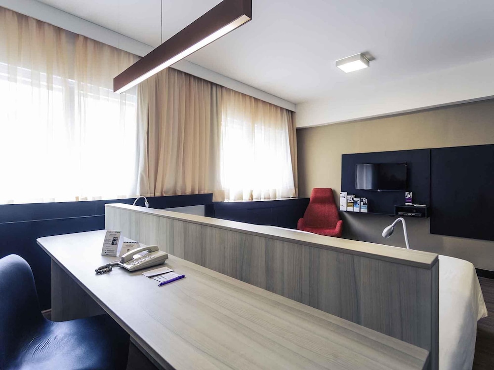 Habitación de categoría superior con una cama doble del hotel Mercure Sao Paulo Bela Vista. Foto 3