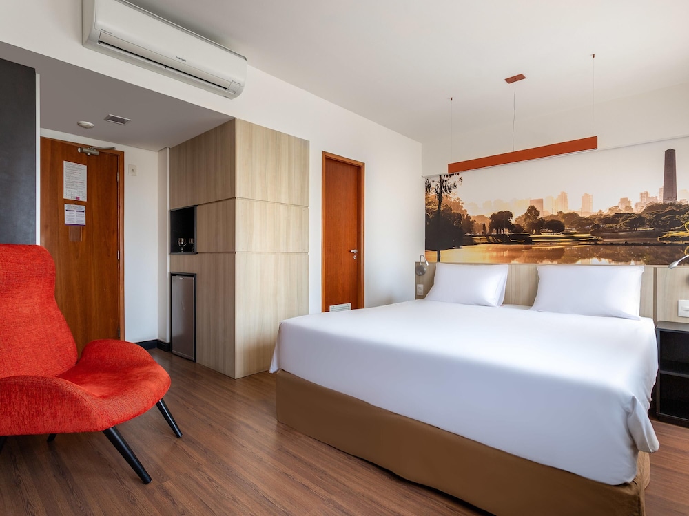 Habitación de categoría superior con una cama doble del hotel Mercure Sao Paulo Bela Vista. Foto 4