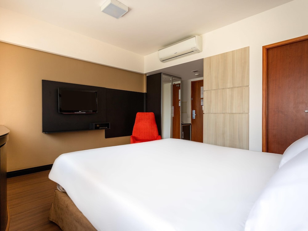 Habitación de categoría superior con una cama doble del hotel Mercure Sao Paulo Bela Vista. Foto 5