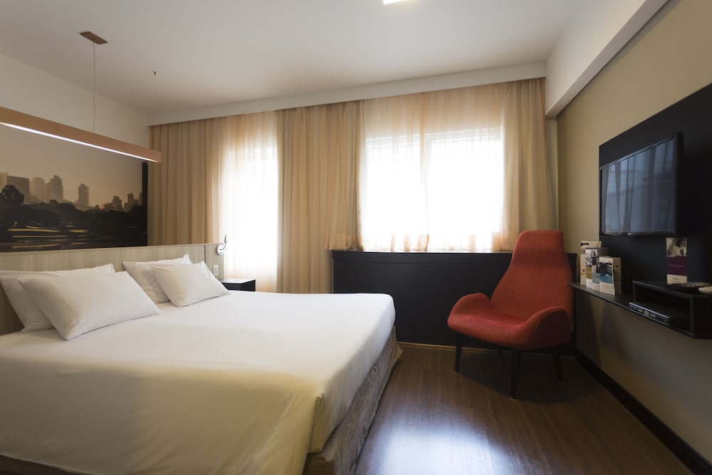 Habitación de categoría superior con una cama doble del hotel Mercure Sao Paulo Bela Vista. Foto 6