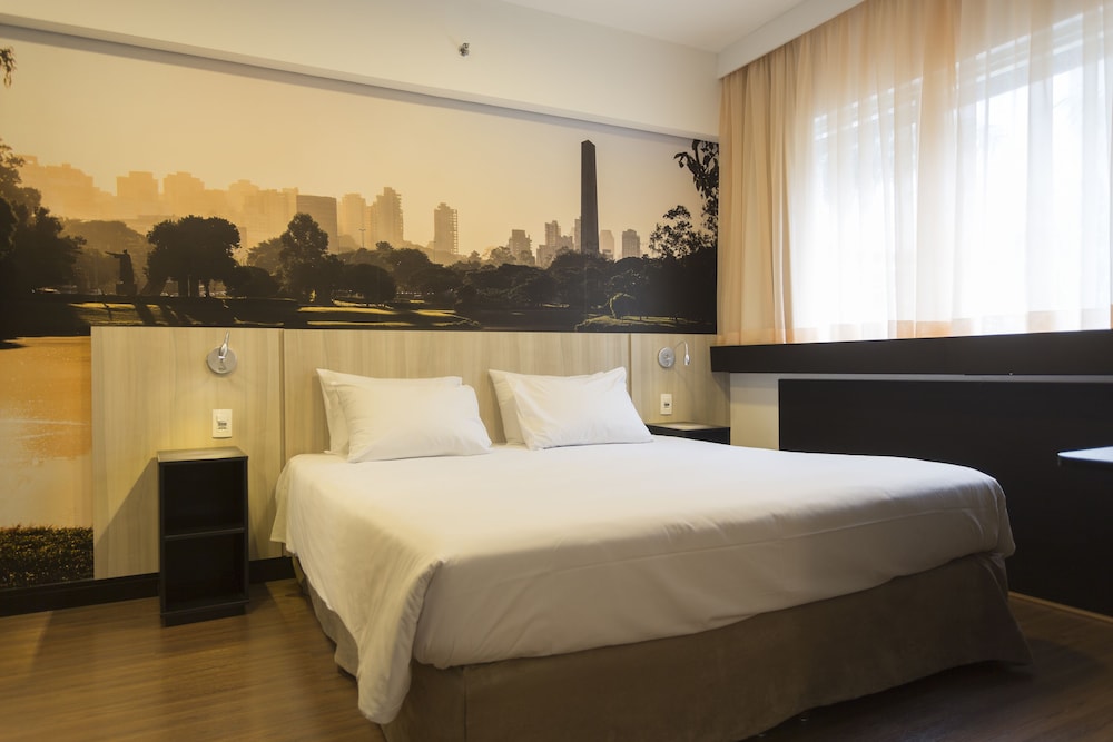Habitación de categoría superior con una cama doble del hotel Mercure Sao Paulo Bela Vista. Foto 7
