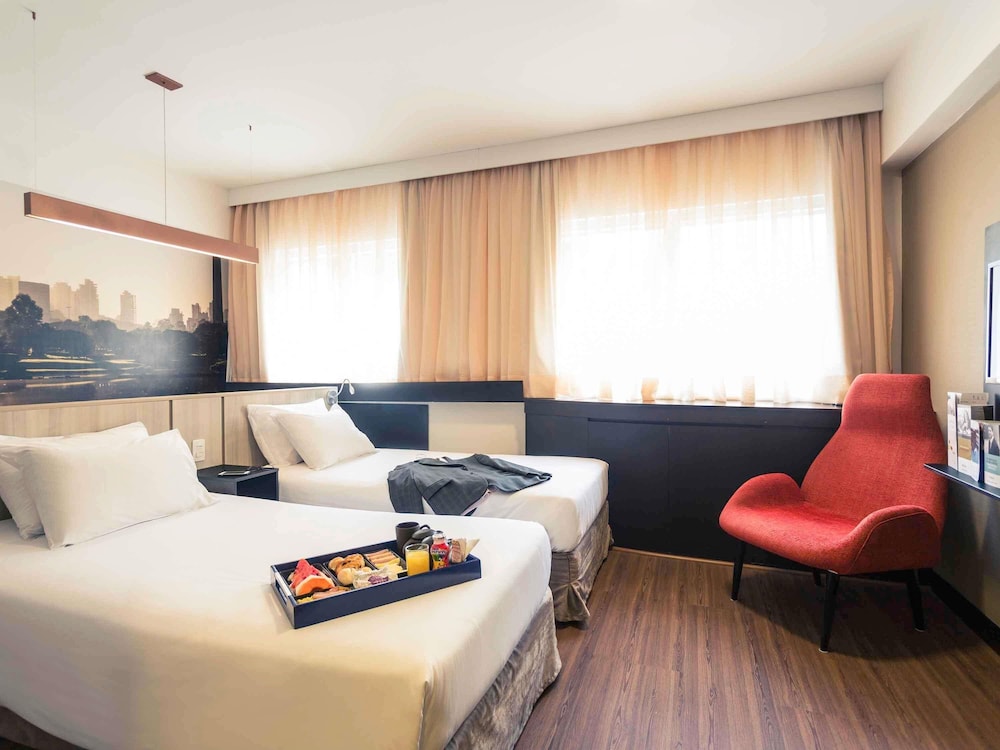 Habitación de categoría superior con 2 camas individuales del hotel Mercure Sao Paulo Bela Vista