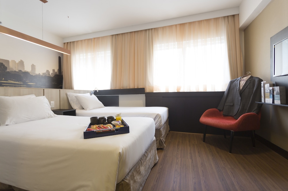Habitación de categoría superior con 2 camas individuales del hotel Mercure Sao Paulo Bela Vista. Foto 1