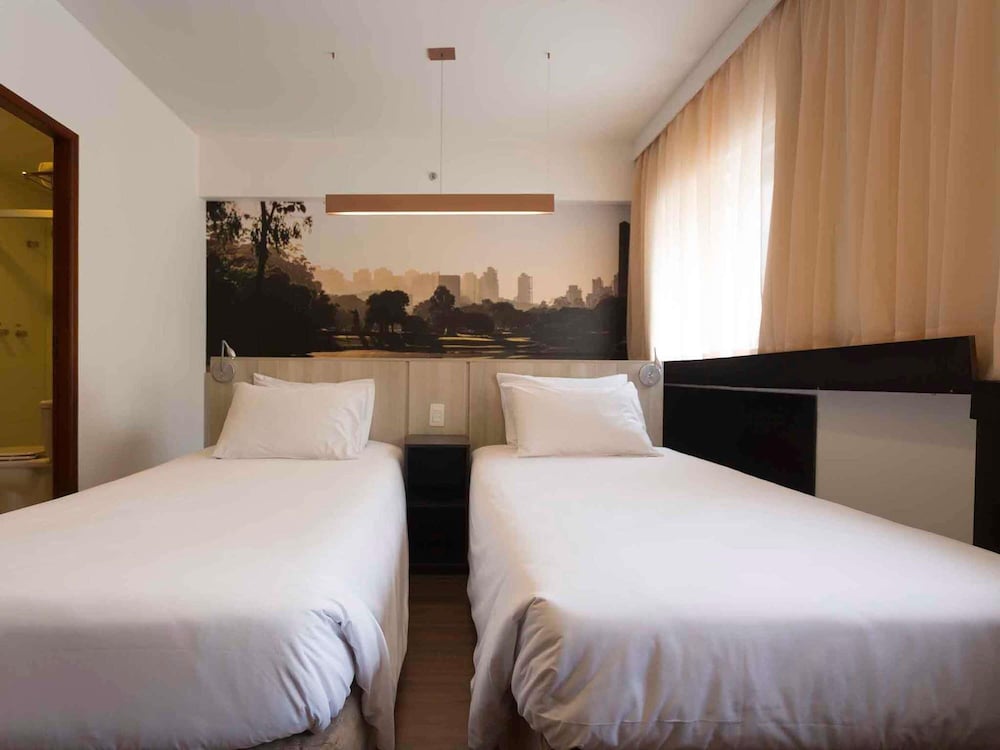 Habitación de categoría superior con 2 camas individuales del hotel Mercure Sao Paulo Bela Vista. Foto 4