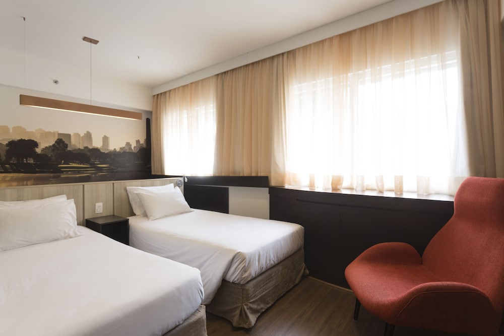 Habitación de categoría superior con 2 camas individuales del hotel Mercure Sao Paulo Bela Vista. Foto 6
