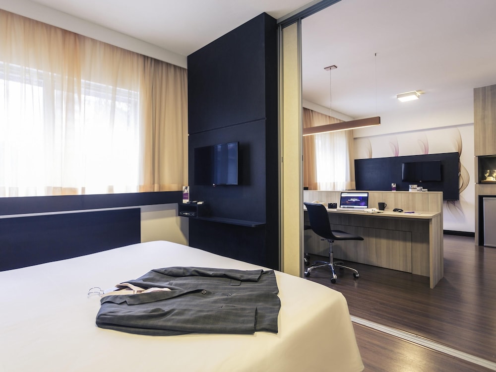 Suite de categoría superior con una cama de matrimonio y sofá cama del hotel Mercure Sao Paulo Bela Vista