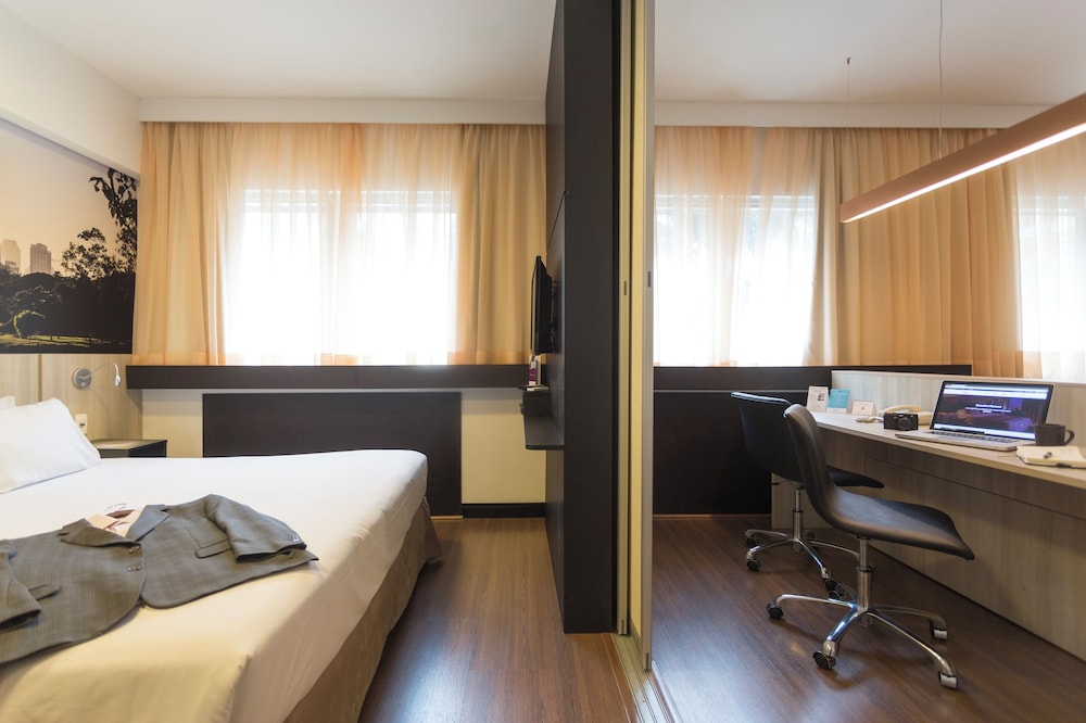 Suite de categoría superior con una cama de matrimonio y sofá cama del hotel Mercure Sao Paulo Bela Vista. Foto 1