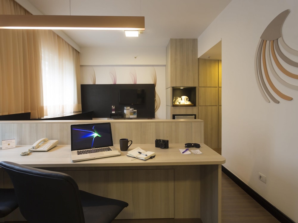 Suite de categoría superior con una cama de matrimonio y sofá cama del hotel Mercure Sao Paulo Bela Vista. Foto 2