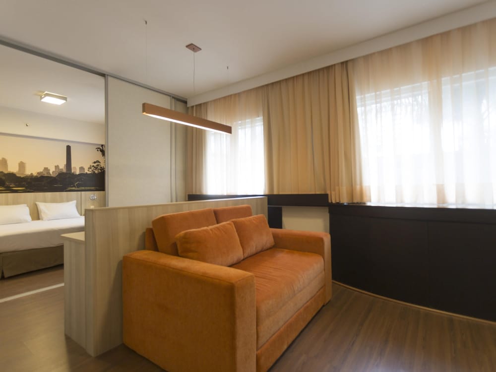 Suite de categoría superior con una cama de matrimonio y sofá cama del hotel Mercure Sao Paulo Bela Vista. Foto 3