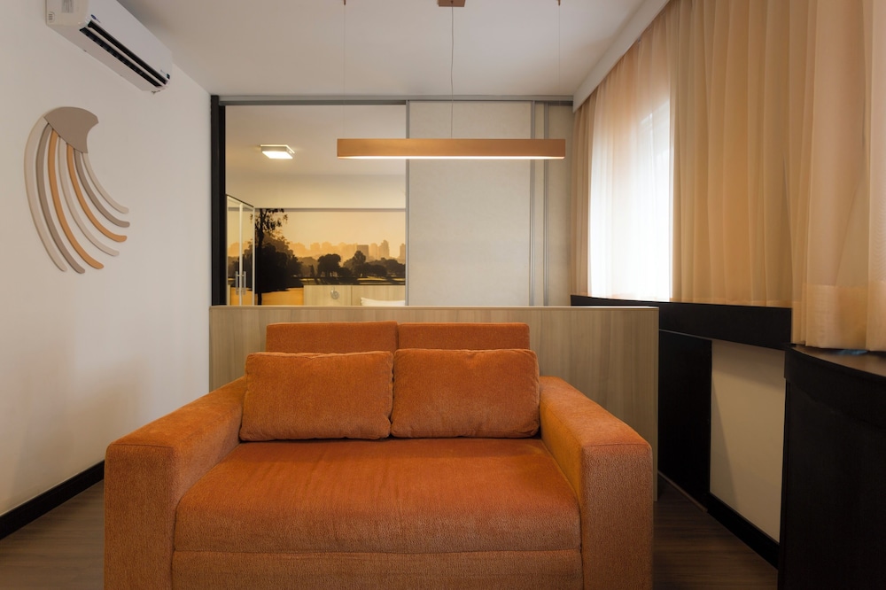 Suite de categoría superior con una cama de matrimonio y sofá cama del hotel Mercure Sao Paulo Bela Vista. Foto 5