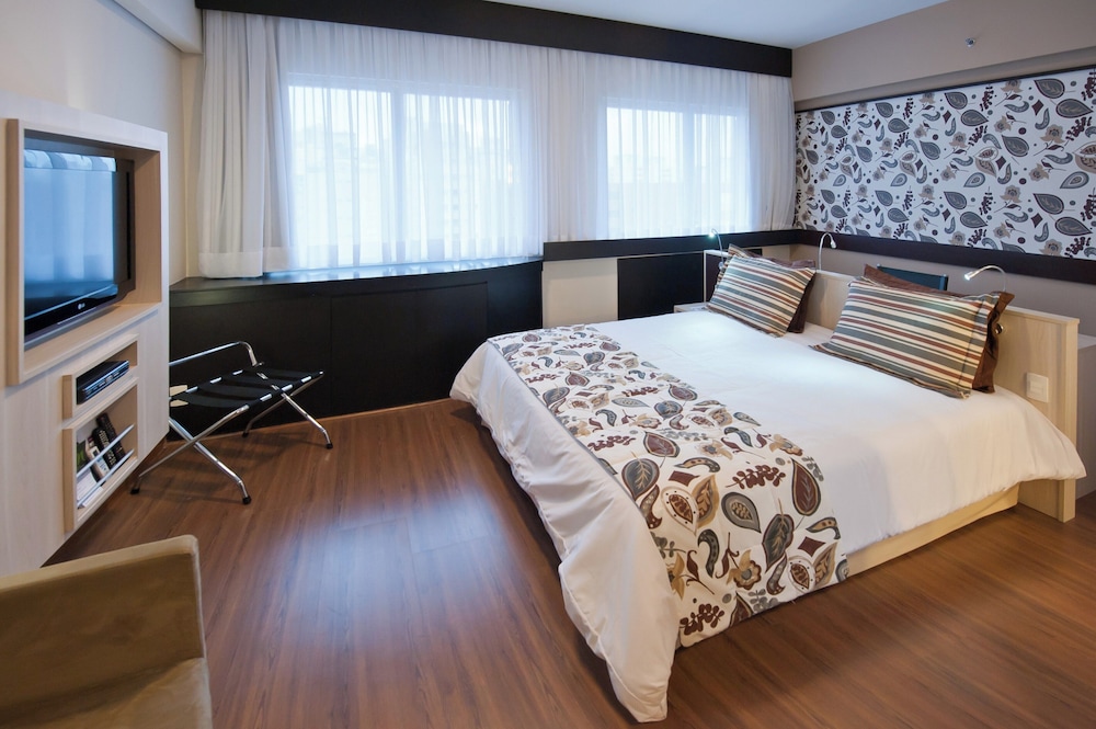 Apartamento de categoría superior con una cama doble del hotel Mercure Sao Paulo Bela Vista. Foto 1