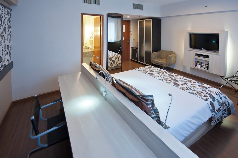 Apartamento de categoría superior con una cama doble del hotel Mercure Sao Paulo Bela Vista. Foto 2
