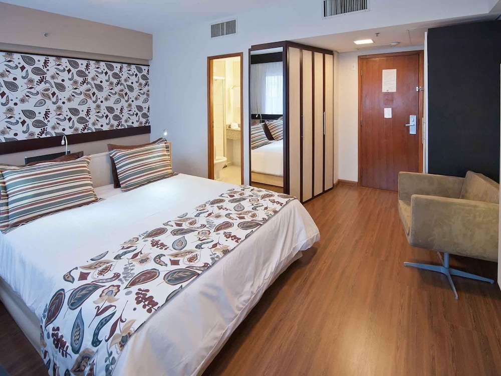 Apartamento de categoría superior con una cama doble del hotel Mercure Sao Paulo Bela Vista. Foto 3