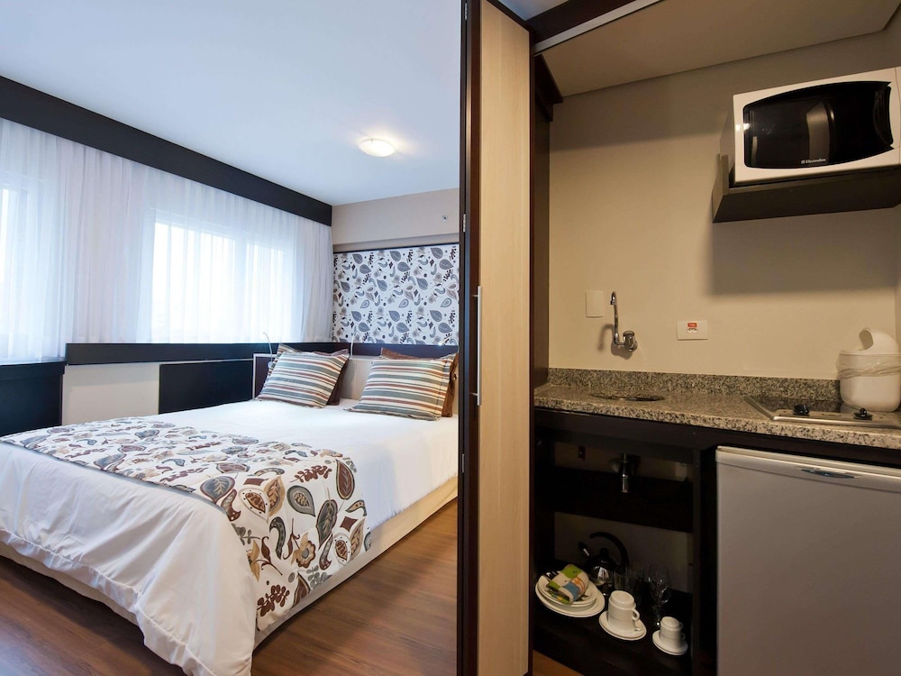 Apartamento de categoría superior con una cama doble del hotel Mercure Sao Paulo Bela Vista. Foto 5