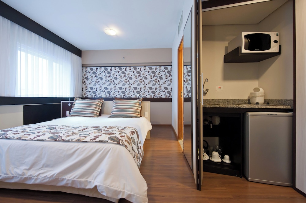 Apartamento de categoría superior con una cama doble del hotel Mercure Sao Paulo Bela Vista. Foto 7