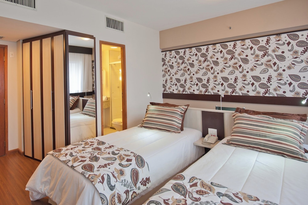 Apartamento de categoría superior con dos camas individuales del hotel Mercure Sao Paulo Bela Vista. Foto 1