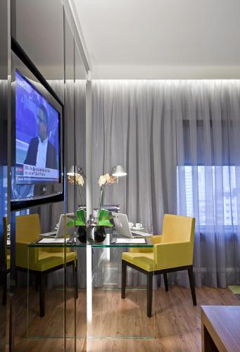 Habitación Executive con cama grande y vistas al parque del hotel Pullman Sao Paulo Ibirapuera. Foto 1